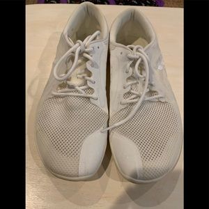 White vivobarefoot primus